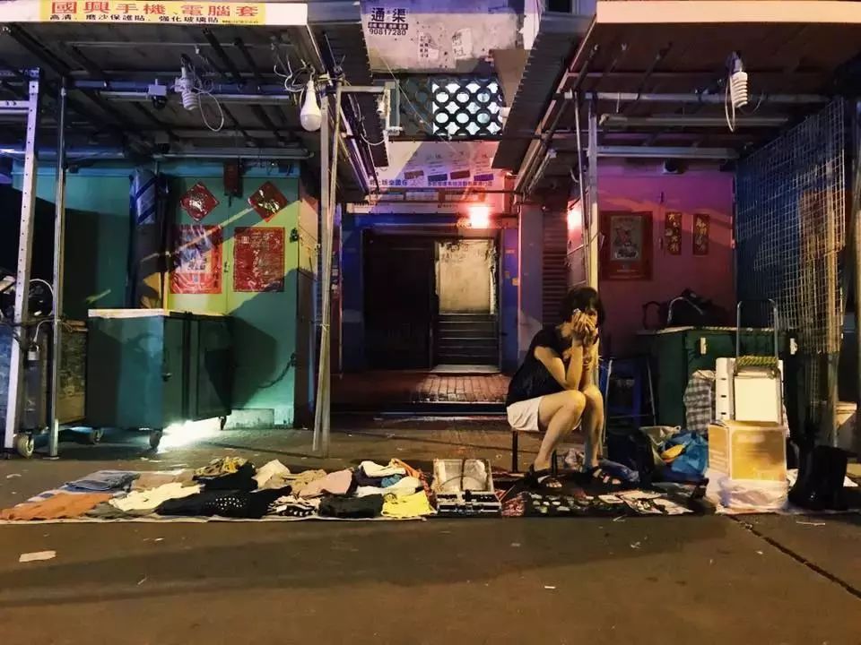 /ueditor/image/2018/11/29/1a4001b2d990718a1dd7a750347b71dc.jpg 摆地摊2.jpg