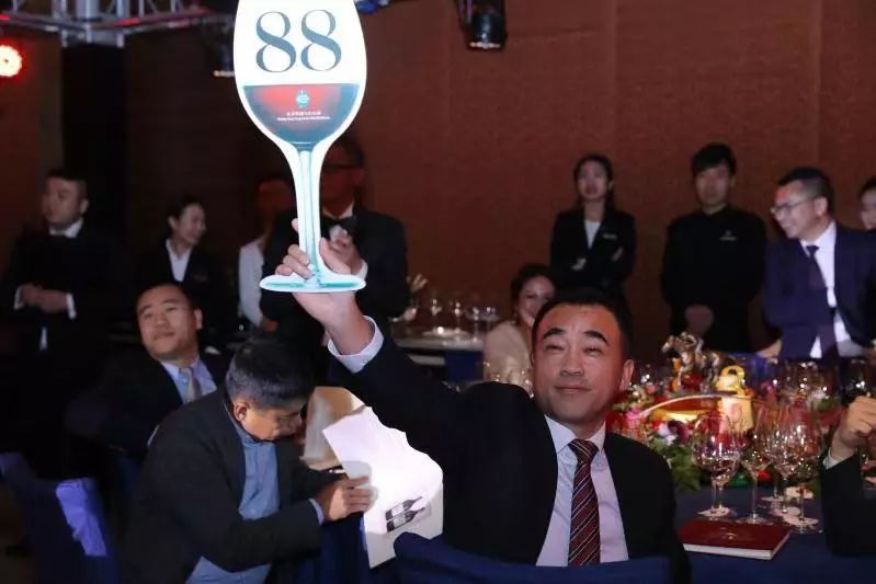 /ueditor/image/2018/12/15/c8732686d992aa3c72a7417ee314e146.jpg 慈善酒宴8.jpg