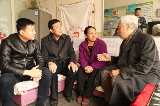 /ueditor/image/2019/03/18/5757a7db4c46eb6d45414d1b131f51d7.jpg 中国癌症基金会到延安老区慰问贫困患者.jpg