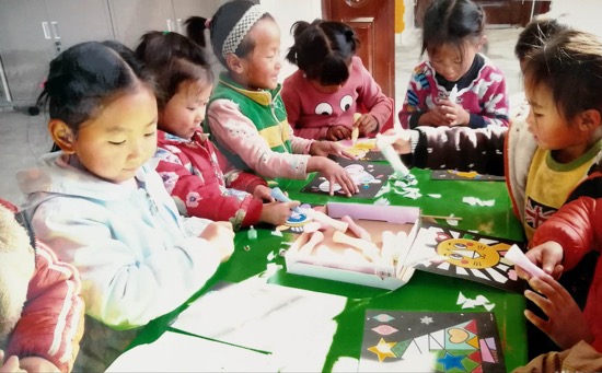 四川凉山州：高山上的双语幼儿园.jpg
