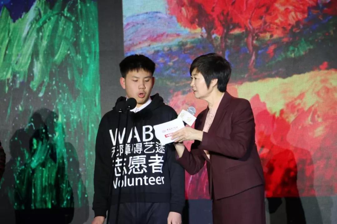 /ueditor/image/2019/07/08/3291b7ec434495e08eb354615477a90f.jpg “小朋友画廊”背后的网红公益组织2.jpg