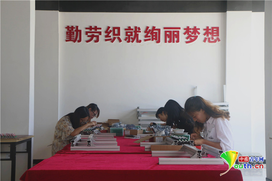 /ueditor/image/2019/07/08/402575b3ba9db6fa8d66f12240baaabb.png 【决战脱贫攻坚·决胜全面小康】陕西赤南:社区扶贫工厂解了搬迁户就业难题.png