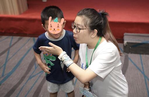 /ueditor/image/2019/07/11/06f57aea47f90c4143f5f75877a2a79e.jpg 倾听天使的声音:唇腭裂儿童语音康复训练夏令营举行8.jpg