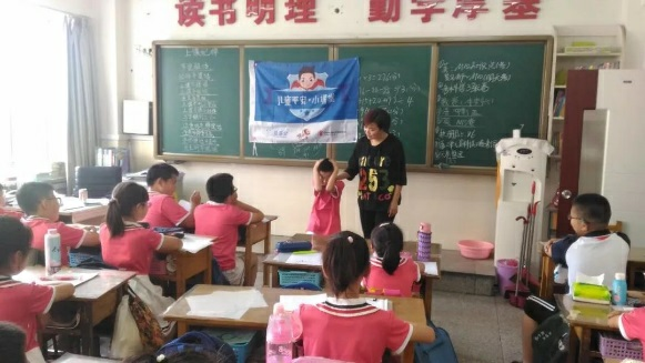 /ueditor/image/2019/07/11/94d76559f29acfe453adeb0eb20f145a.png 让学生出行更安全 壹基金儿童平安小课堂为孩子校服加装反光条 2.png