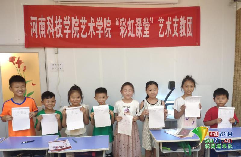 /ueditor/image/2019/07/12/13e862d2d2f50cb58e7b19cf3c423989.jpg 河南高校学子进课堂 画笔亦可有“温度”4.jpg