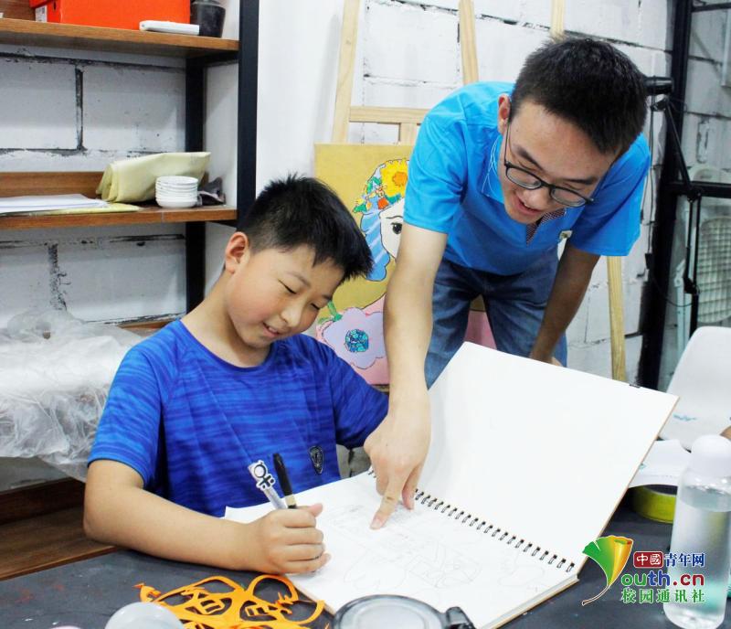 /ueditor/image/2019/07/12/2a6691f6ce63d32b178565300f65f626.jpg 河南高校学子进课堂 画笔亦可有“温度”2.jpg