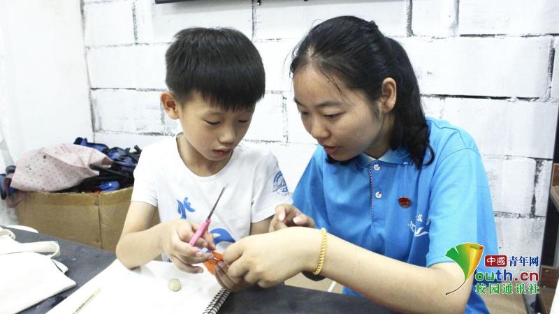 /ueditor/image/2019/07/12/8450aed4386076b1cd77a49a60b17067.jpg 河南高校学子进课堂 画笔亦可有“温度”1.jpg