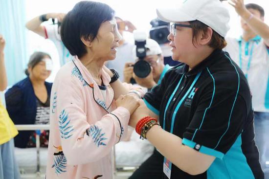 “韩红爱心·百人援川”公益捐赠仪式举行2.jpg