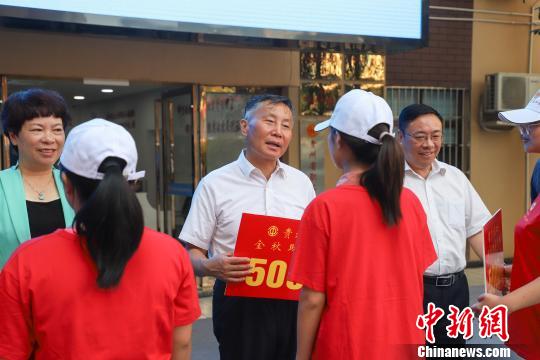 /ueditor/image/2019/08/16/93fa4b307a4b66aa53847e1b44a5fff9.jpg 贵州省工会连续16年“金秋助学” 累计资助10万名贫困学子1.jpg
