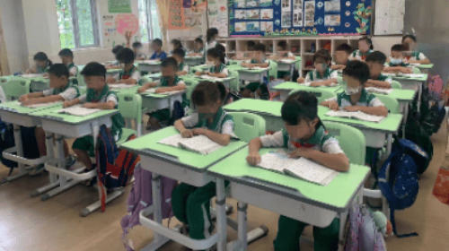 课桌椅.jpg
